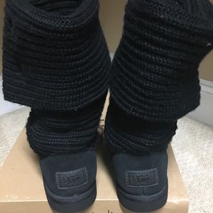 UGG CLASSIC CARDY SIZE 8 Black